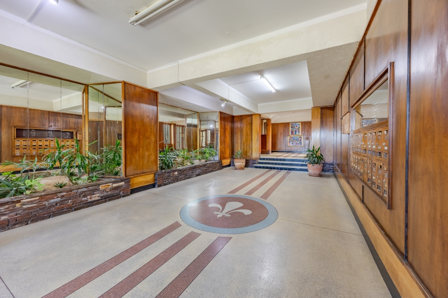 1 Bedroom Property for Sale in Sea Point Western Cape